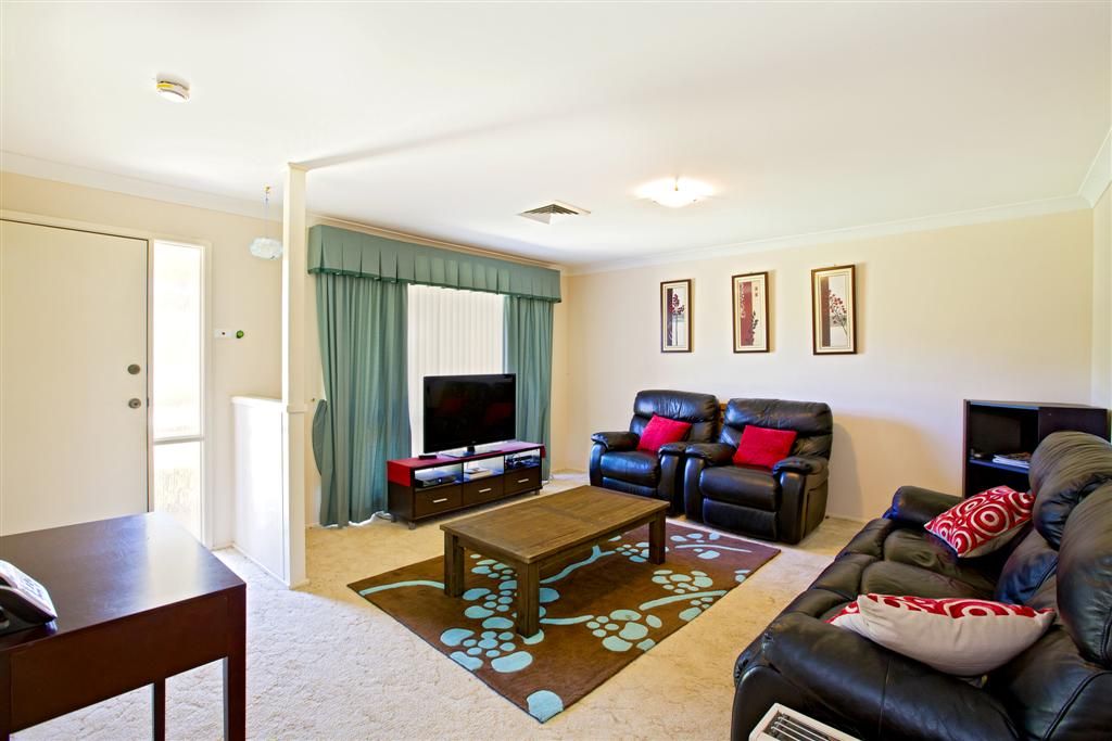 2 Binnit Place, GLENMORE PARK, NSW 2745