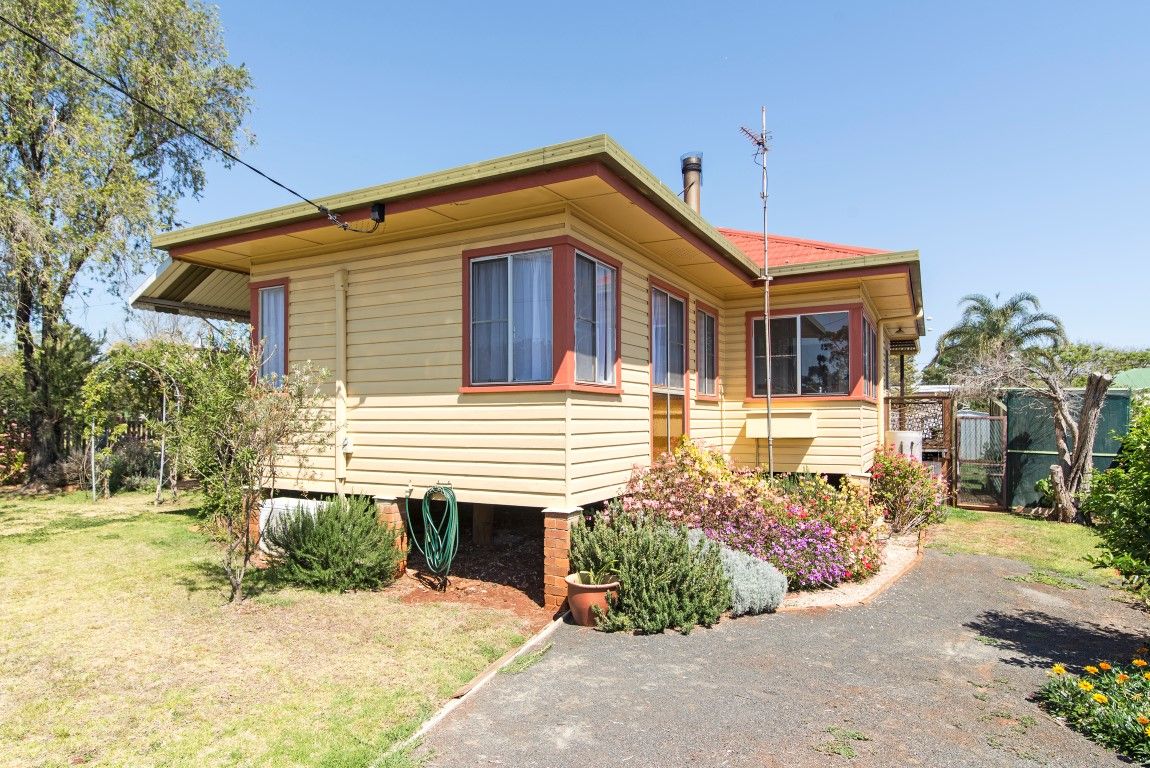 13 Makepeace Street, ROCKVILLE QLD 4350