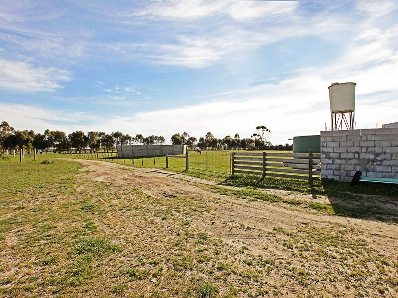 30 Bells Road, ROKEWOOD, VIC 3330