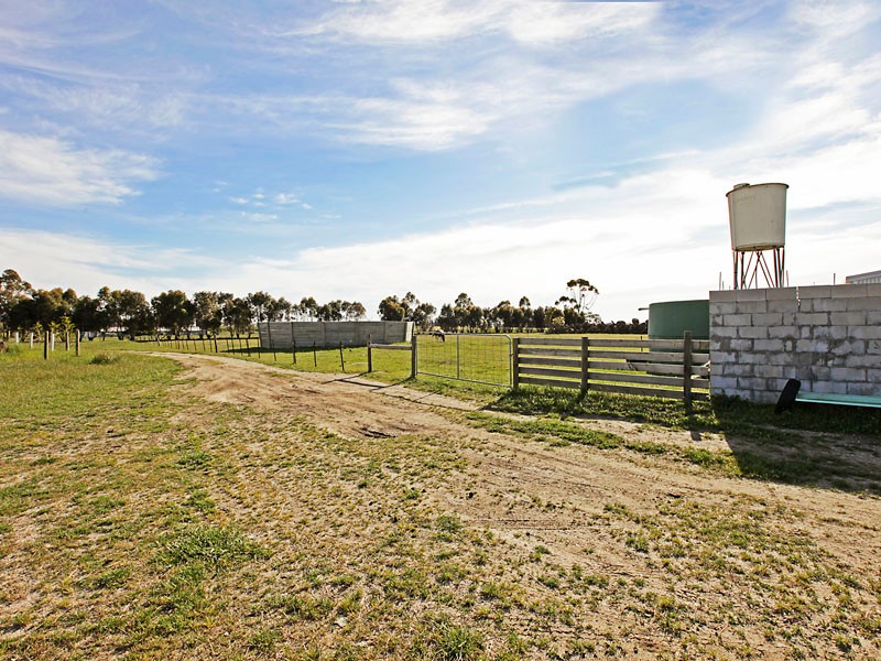 30 Bells Road, ROKEWOOD, VIC 3330
