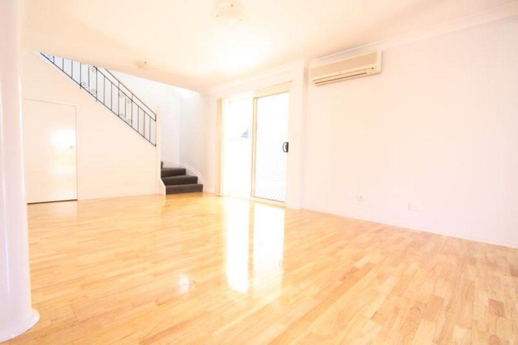 21 Estate Place, HOLLAND PARK WEST, QLD 4121