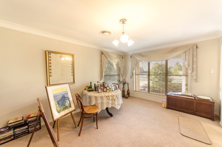 8 Paringa Close, MIDDLE RIDGE, QLD 4350