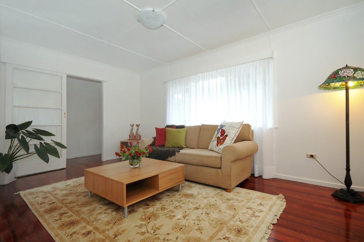 8 Esther Street, MOUNT LOFTY, QLD 4350