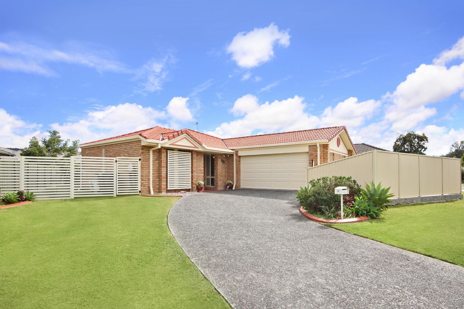 38 Dowson Esplanade, MUDGEERABA QLD 4213