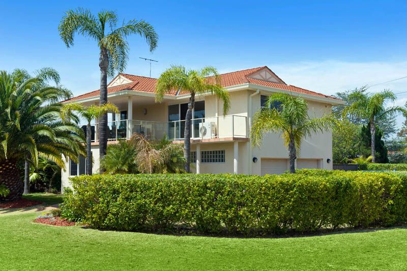 1 Macintyre Crescent, SYLVANIA WATERS NSW 2224