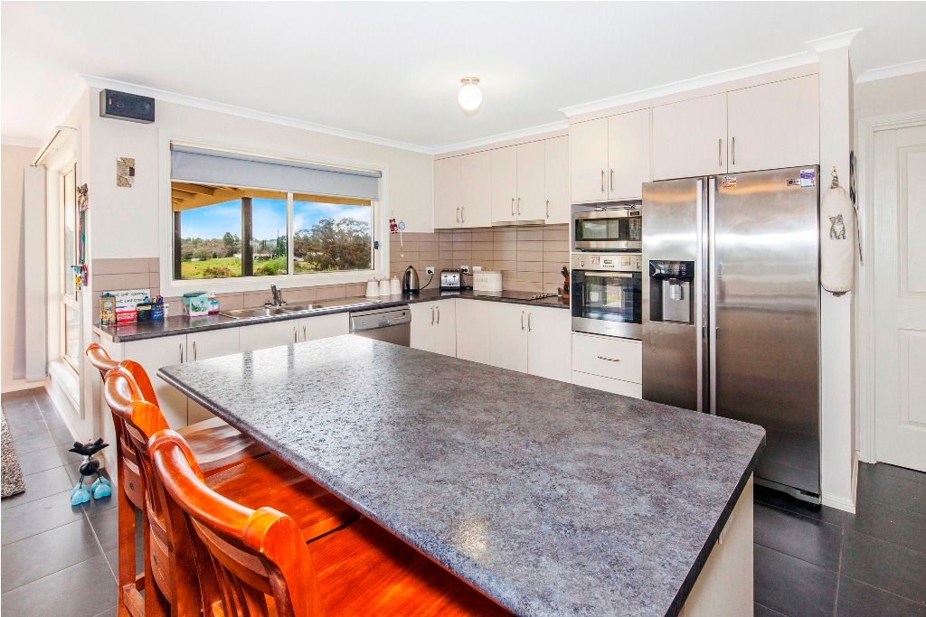 8 Banksia Court, LINTON, VIC 3360