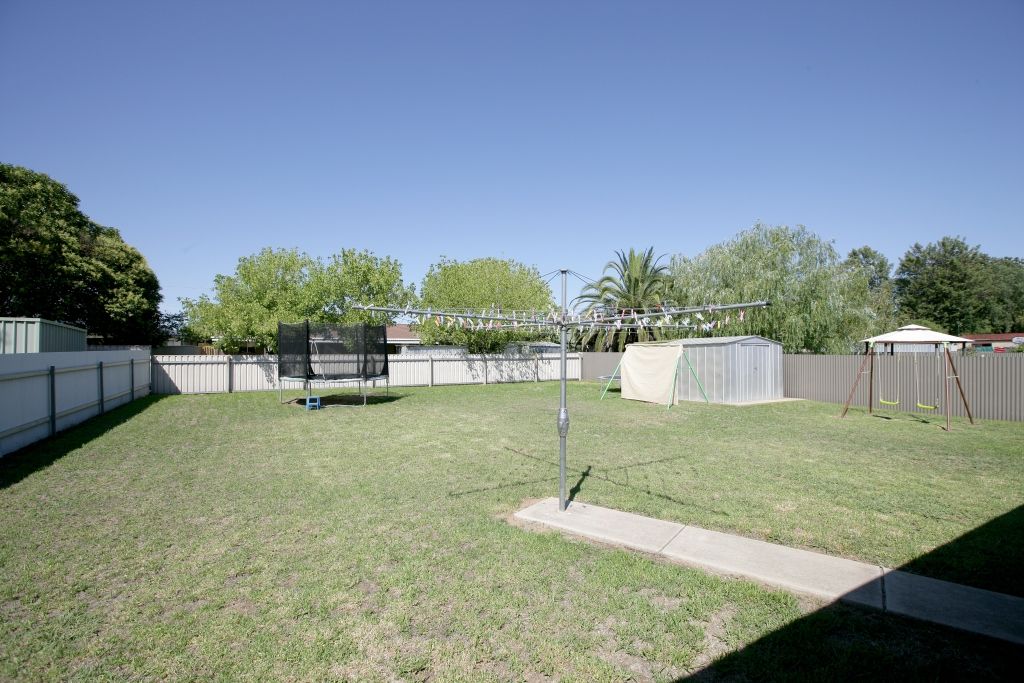 61 Grevillea Crescent, LAKE ALBERT, NSW 2650