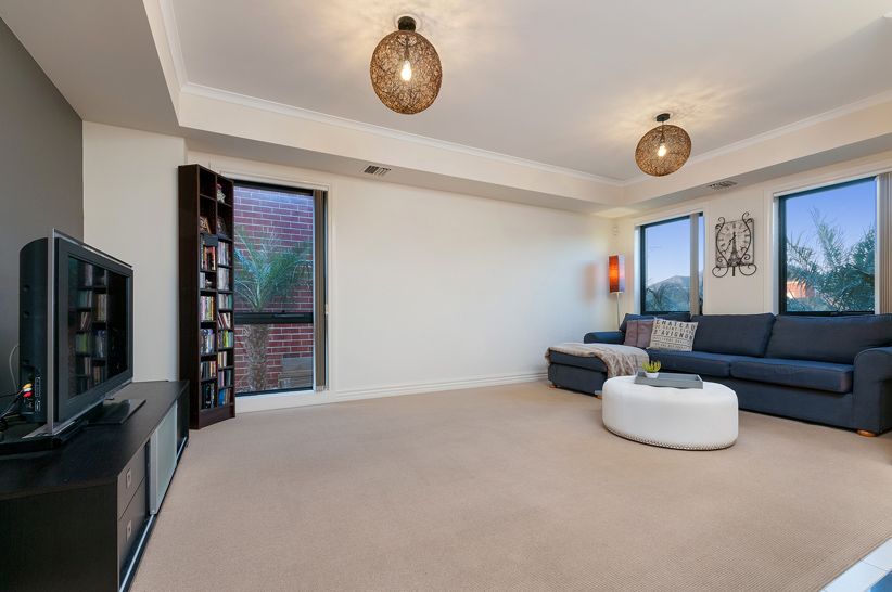 8 Point Pleasant Way, South Morang, VIC 3752