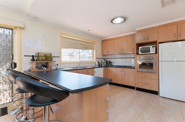 32 Cambridge Crescent, ROXBURGH PARK, VIC 3064