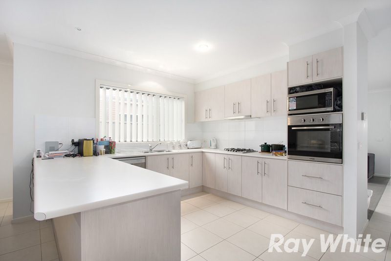 24 Joseph Banks Drive, Pakenham, VIC 3810