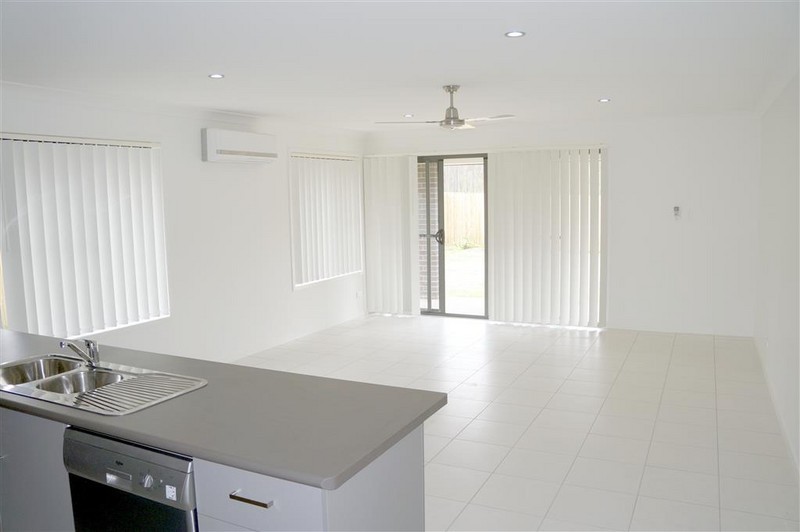 8 Kandel Court, KIRKWOOD, QLD 4680