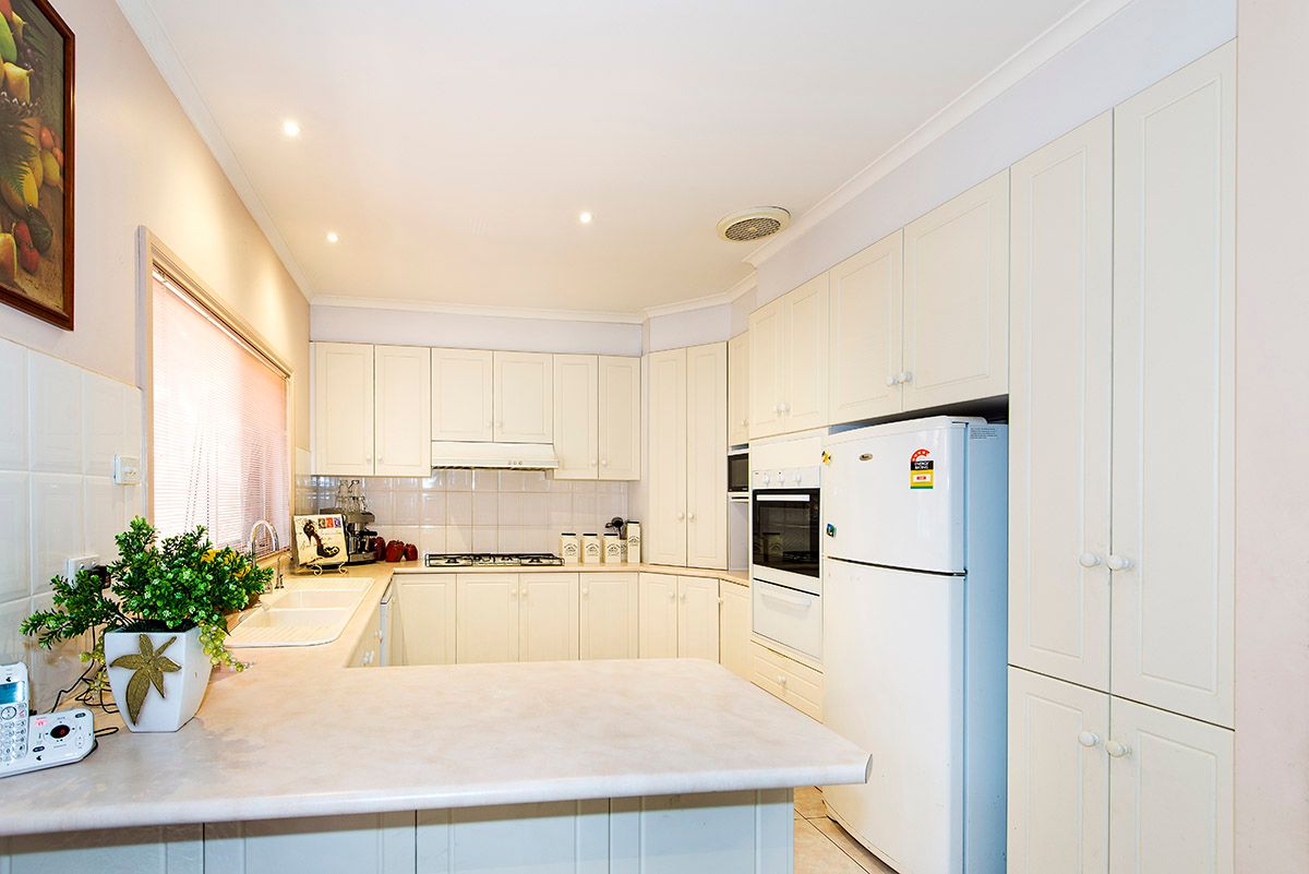 4 Considen Close, MILL PARK, VIC 3082