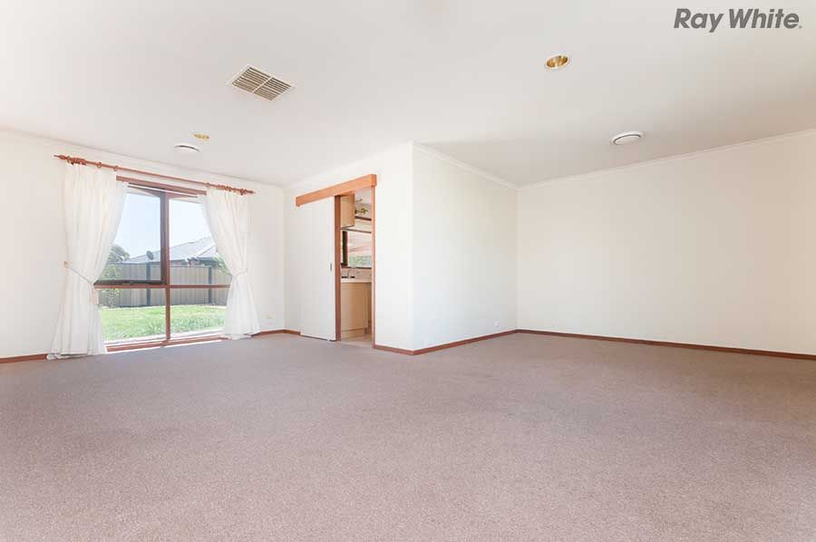 18 Barbary Crescent, TAYLORS LAKES, VIC 3038