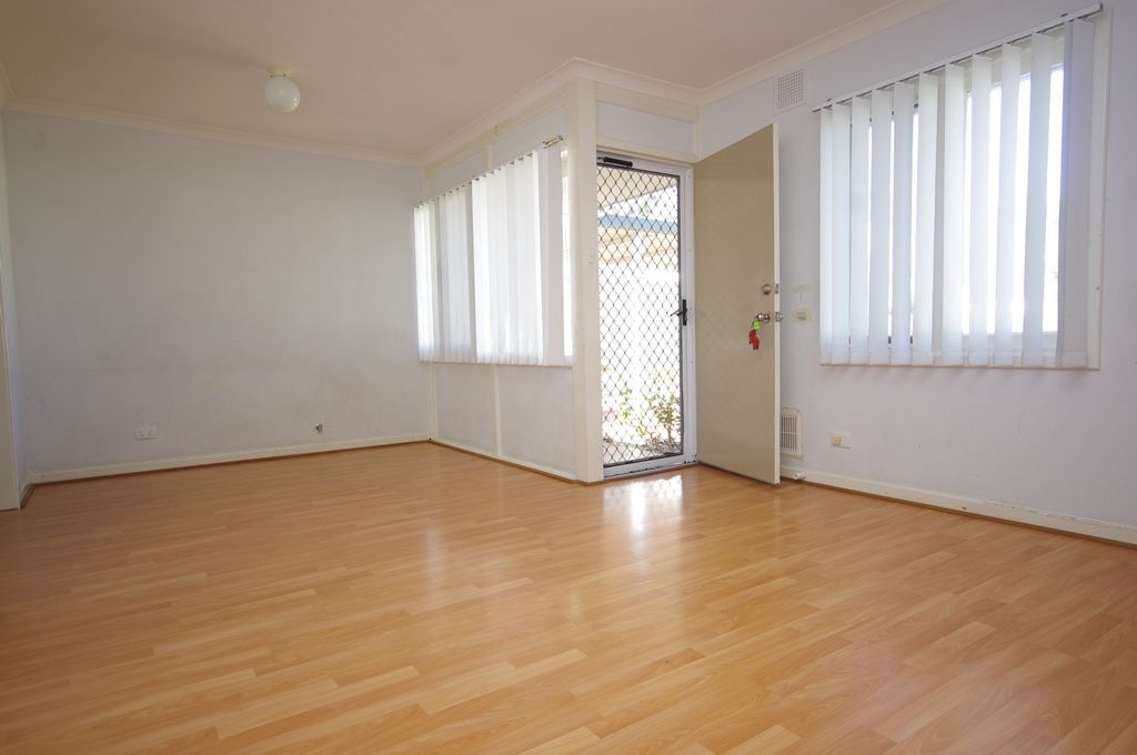 33 Rochford Way, Girrawheen, WA 6064