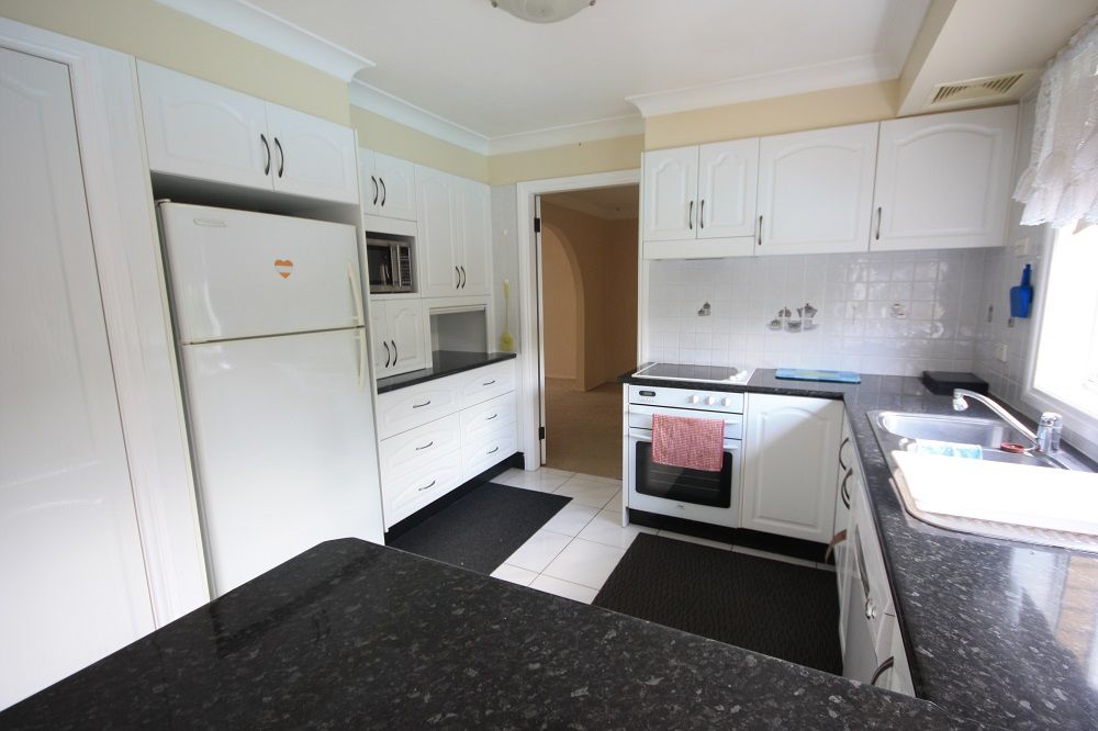 5 Moresby Place, Glenfield, NSW 2167