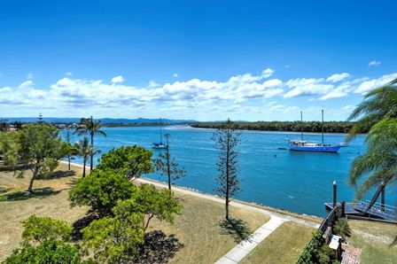 8 Paradise Parade, Paradise Point QLD 4216