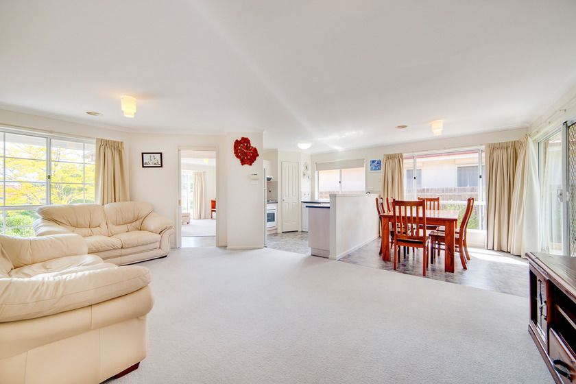 4 Thomas Royal Gardens, Queanbeyan, NSW 2620
