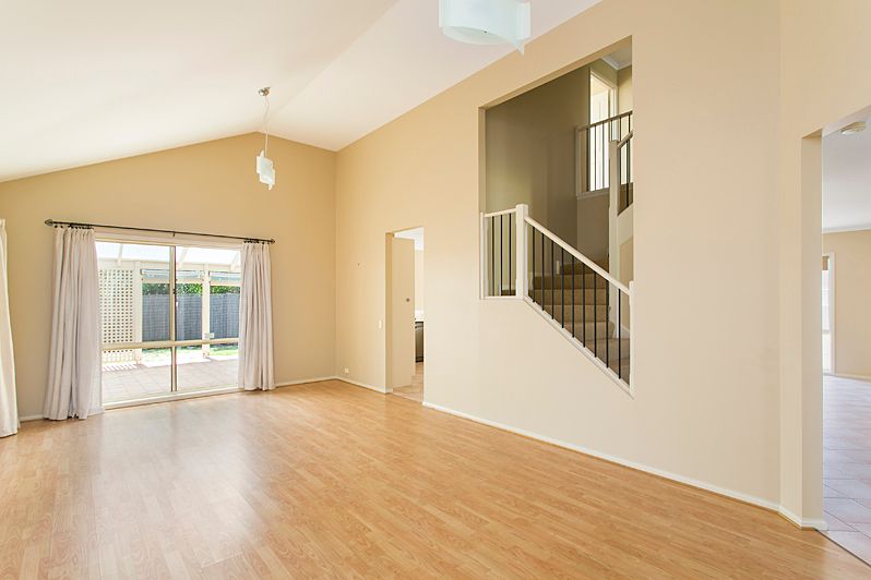 24 Ingleton Drive, HALLETT COVE, SA 5158