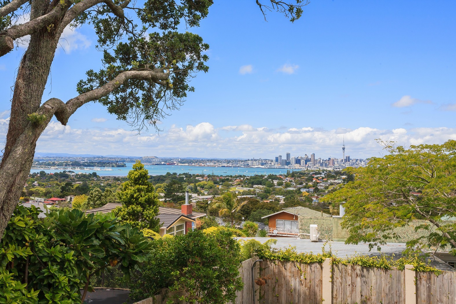 115 Pupuke Road, NORTHCOTE, North Shore City