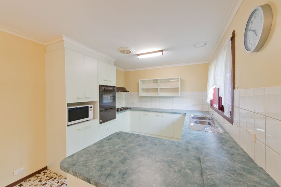 11 Bernard Drive, MELTON SOUTH, VIC 3338