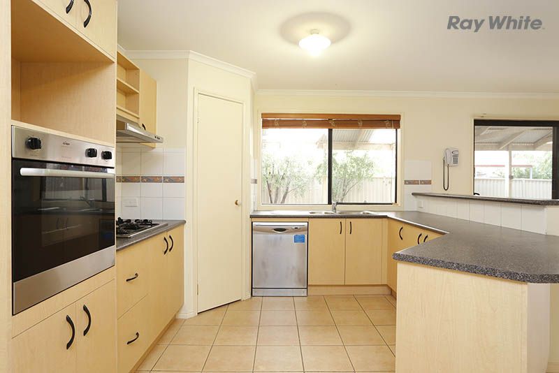 12 Lauffre Walk, CAROLINE SPRINGS, VIC 3023