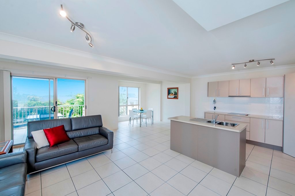 2/15 Ashbourne Terrace, BIGGERA WATERS, QLD 4216