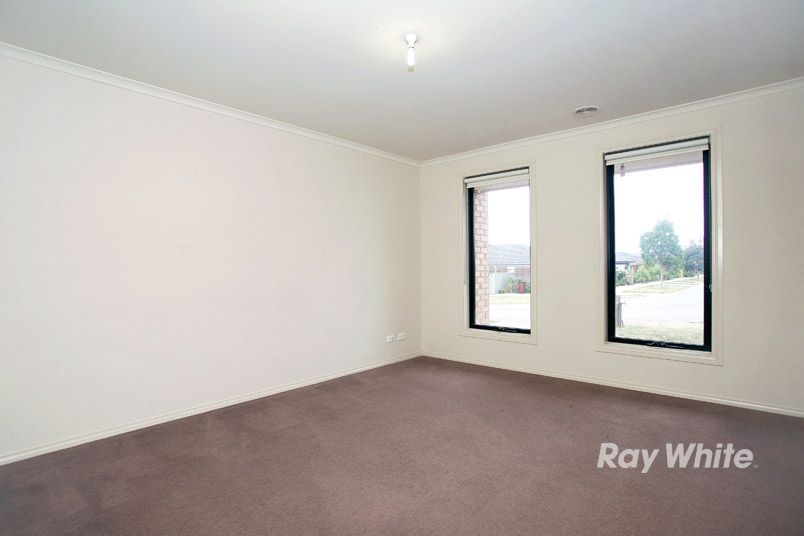 8 Avalon Crescent, CRANBOURNE EAST, VIC 3977