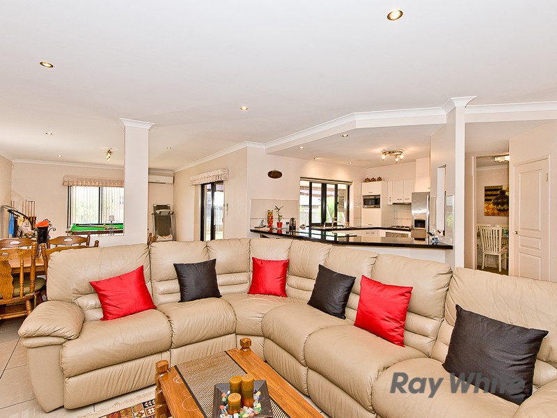11 Azienda Place, BRIDGEMAN DOWNS, QLD 4035