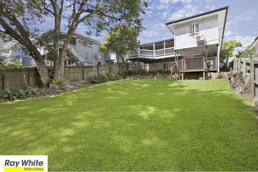 120 Taringa Parade, INDOOROOPILLY QLD 4068