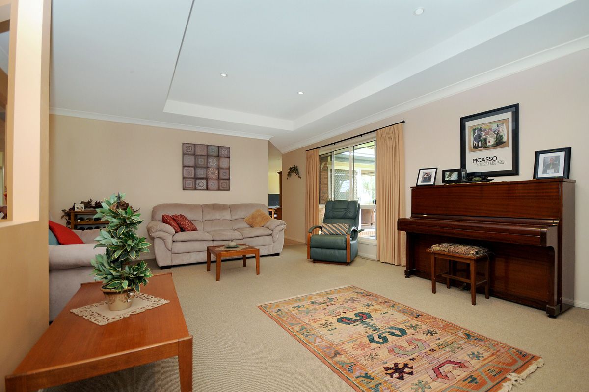 15 Banksdale Drive, MIDDLE RIDGE, QLD 4350