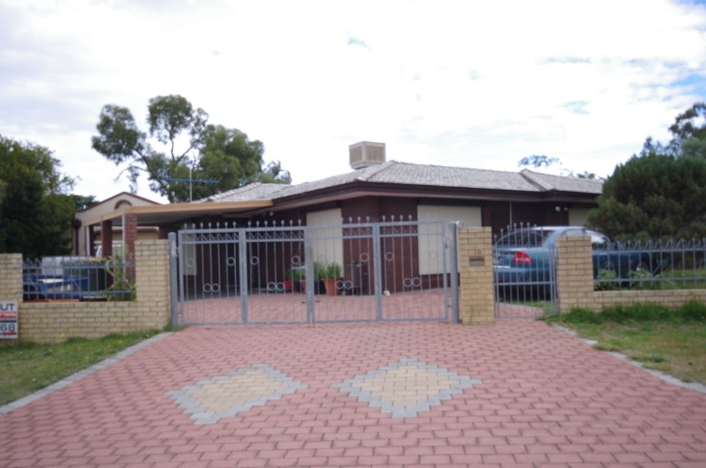 16 Roydon Way, GIRRAWHEEN, WA 6064