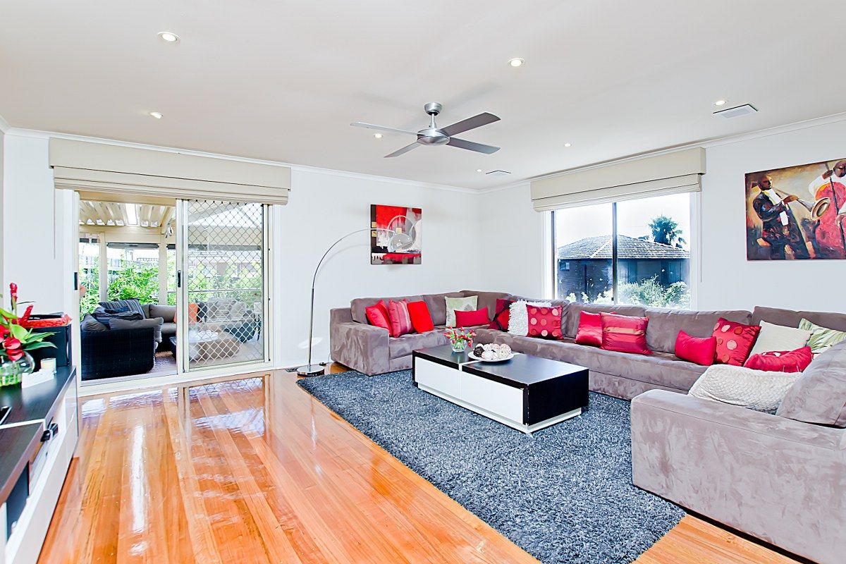 8 Banks Place, GLADSTONE PARK, VIC 3043