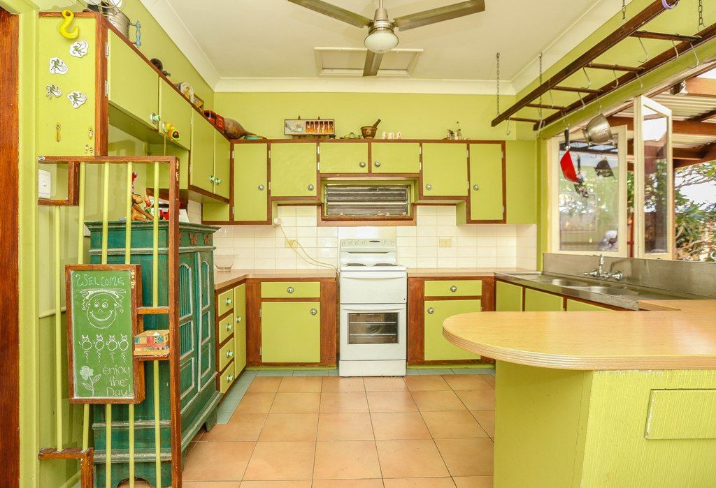 2 Brooke Avenue, SOUTHPORT, QLD 4215