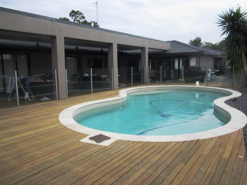 12 Lambros Drive, BENOWA, QLD 4217