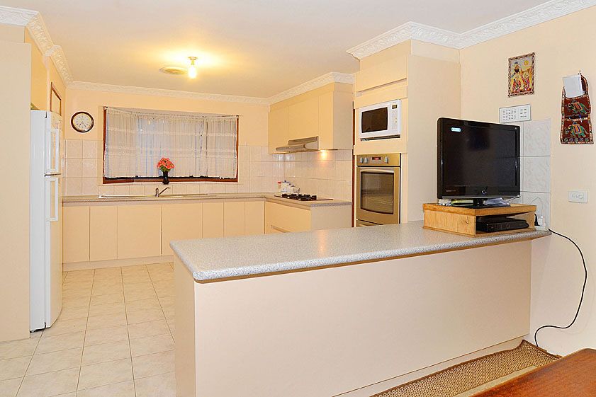 8 Fishburn Court, MILL PARK, VIC 3082