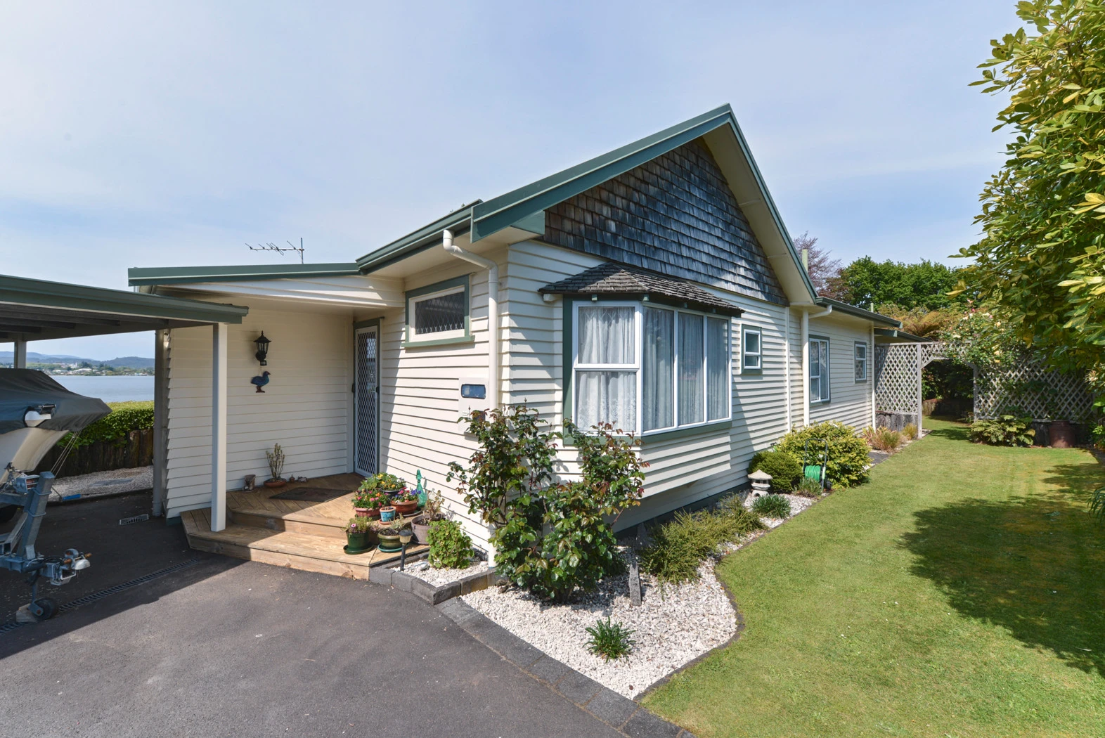 157 Kawaha Point Road, KAWAHA POINT, Rotorua District