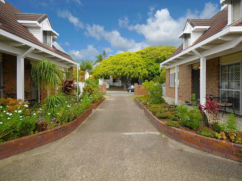 6 Christina Court, MERMAID WATERS QLD 4218