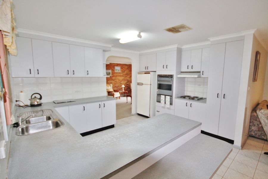 40 Pineview Circuit, YOUNG, NSW 2594