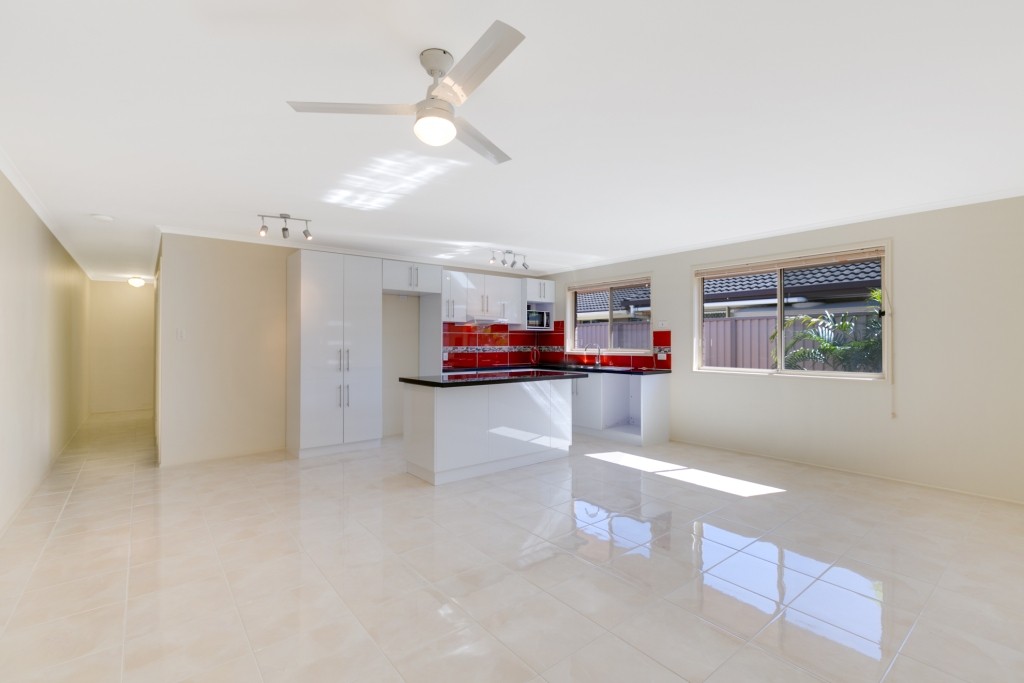 2/142 Kumbari Avenue, LABRADOR, QLD 4215