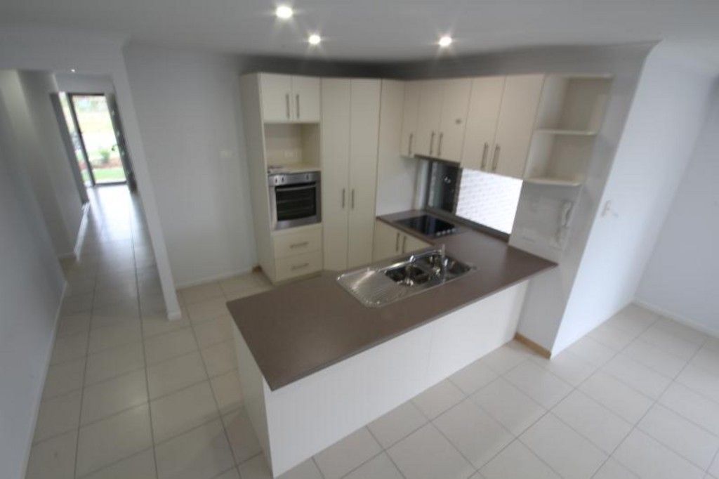 8 Surwold Way, LOGANLEA, QLD 4131