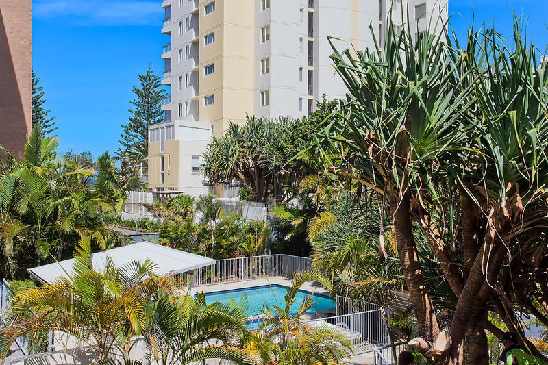 6 Fifth Avenue, BURLEIGH HEADS QLD 4220