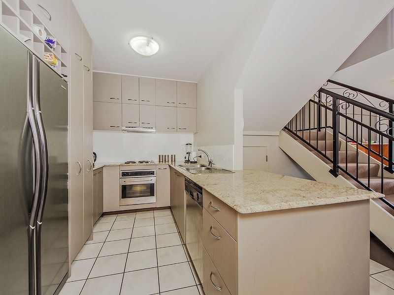 4/2 Geraldton Drive, VARSITY LAKES, QLD 4227