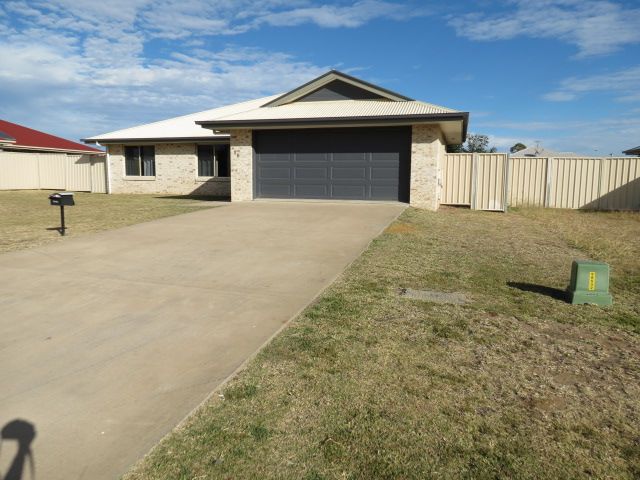 18 Blue Gum Drive, EMERALD, QLD 4720