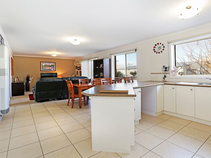 1/4 Nicholson Crescent, BELL PARK, VIC 3215