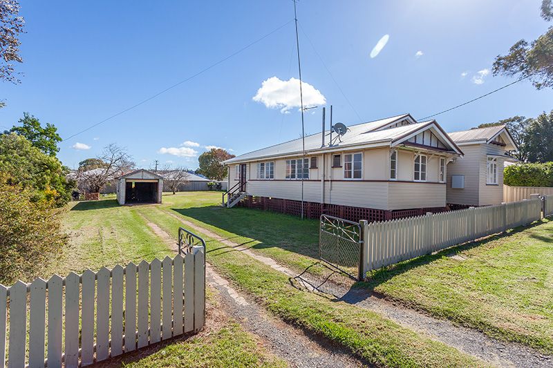 15 Gauntlet Street, NORTH TOOWOOMBA, QLD 4350
