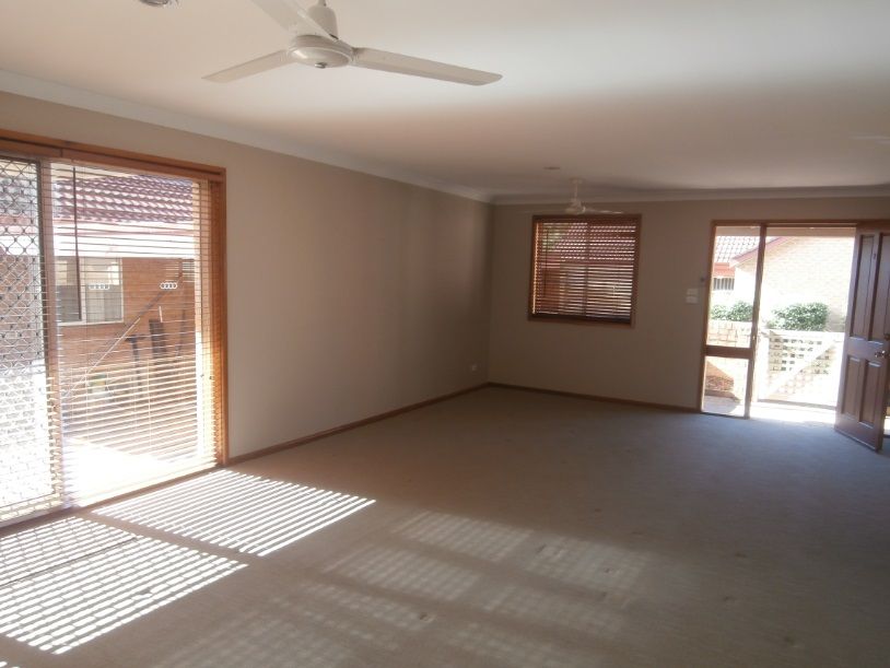 2/4 Carisbrooke Close, BOMADERRY, NSW 2541