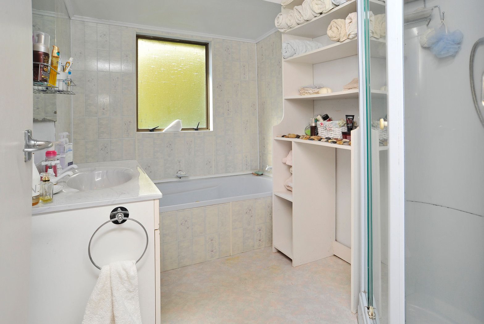 26b Tree View Avenue, GLENFIELD, North Shore City