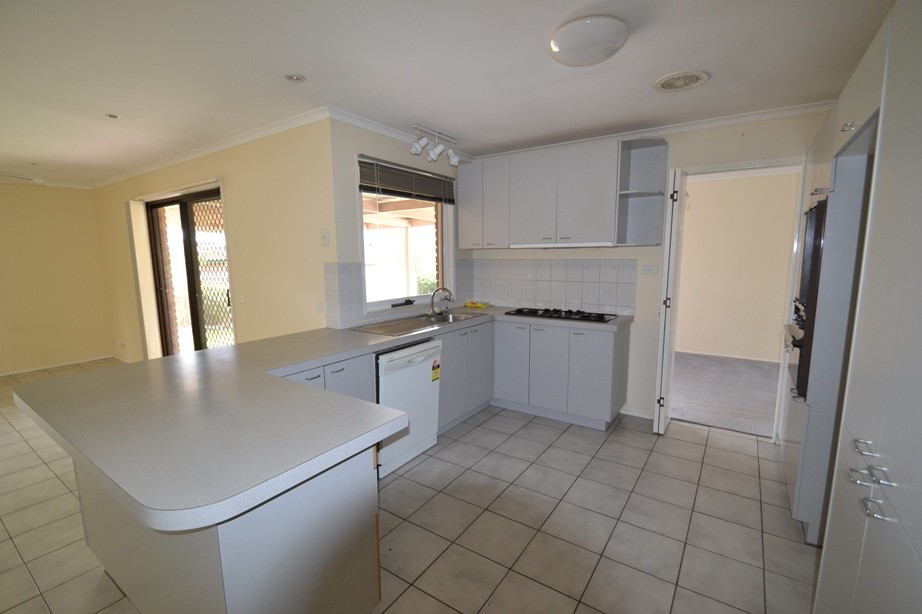 13 Sunshine Street, ROWVILLE, VIC 3178