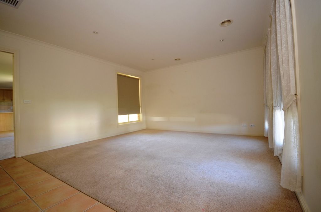 24 St Helens Avenue, LAKE GARDENS, VIC 3355