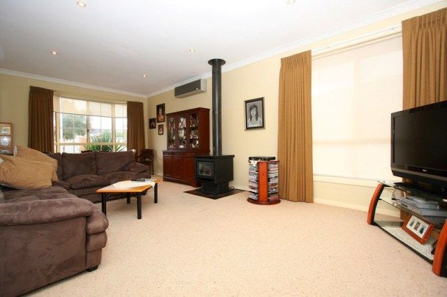 11 Ester Drive, MILL PARK, VIC 3082